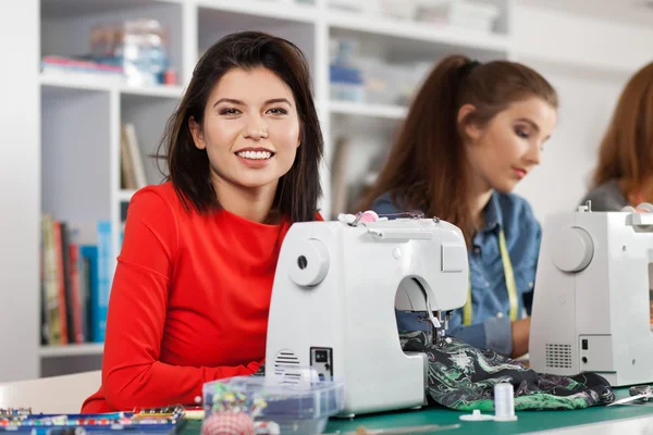 Женщин в швейной мастерской — стоковое фото