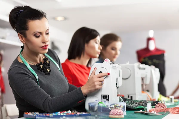 Mujeres en un taller de costura —  Fotos de Stock