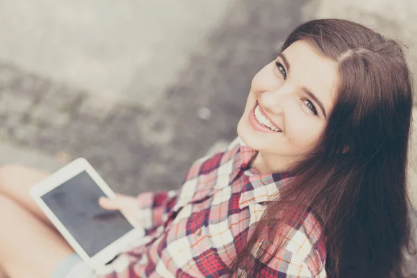 Ritratto facciale di giovane donna utilizzando un tablet pc — Foto Stock