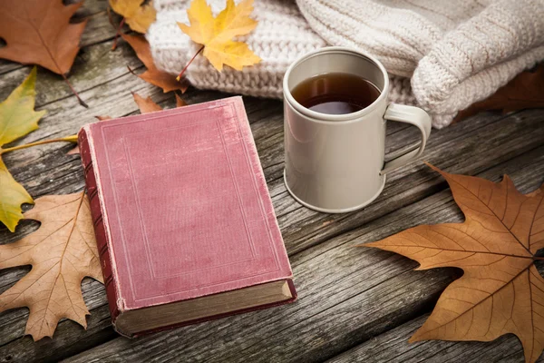 Warm clothes and a cup of tea — Stock Photo, Image