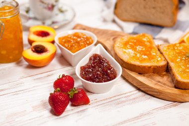 Reçelli ekmek dilimleri