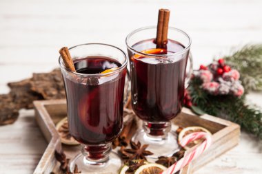 Tarçın ve turuncu ile mulled şarap
