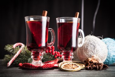 Tarçın ve turuncu ile mulled şarap