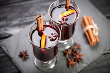 Tarçın ve turuncu ile mulled şarap