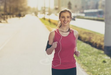 Şehirde çalışan genç güzel kadın