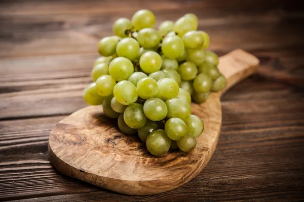 Deliciosas uvas en una mesa de cocina —  Fotos de Stock