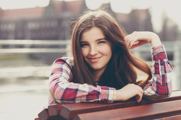 Natuurlijke gezicht portret van een mooie jonge vrouw — Stockfoto