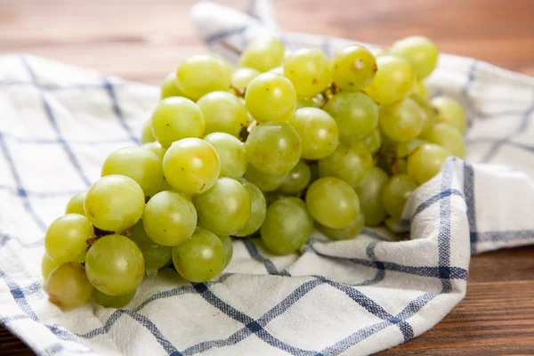 Delicious grapes on a kitchen table — Stock Photo, Image