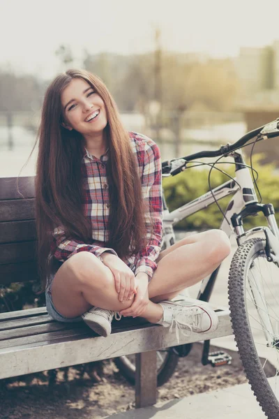 Junge schöne Frau auf dem Fahrrad — Stockfoto