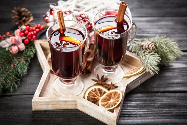 Glühwein mit Zimt und Orange — Stockfoto