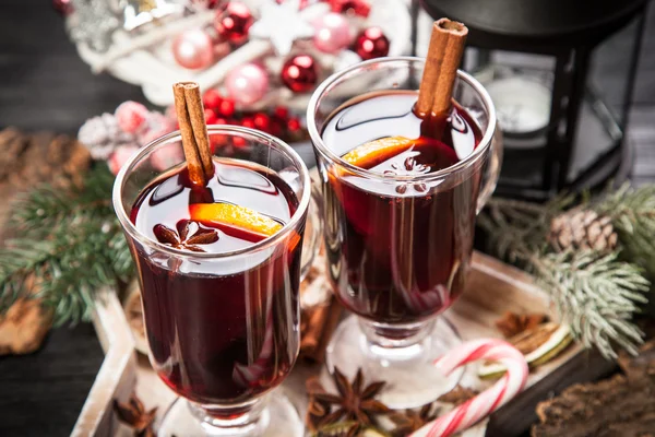 Mulled wine with cinnamon and orange — Stock Photo, Image