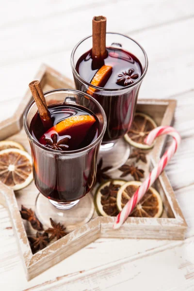 Mulled wine with cinnamon and orange — Stock Photo, Image