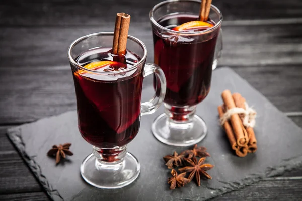 Mulled wine with cinnamon and orange — Stock Photo, Image