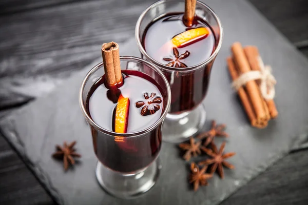 Glühwein mit Zimt und Orange — Stockfoto