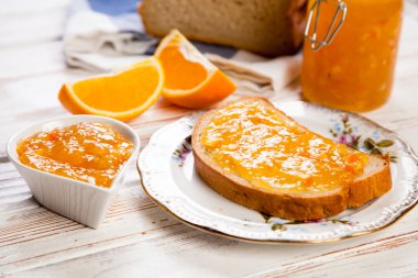 Reçelli ekmek dilimleri