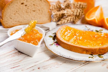 Reçelli ekmek dilimleri