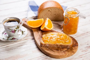 Reçelli ekmek dilimleri