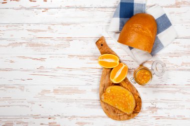 Reçelli ekmek dilimleri