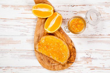 Reçelli ekmek dilimleri