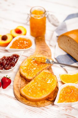 Reçelli ekmek dilimleri