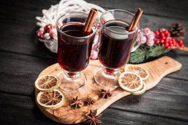 Tarçın ve turuncu ile mulled şarap