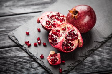 kırmızı nar suyu.