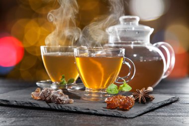 Koyu arka plan üzerinde çay