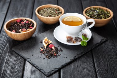 Koyu arka plan üzerinde çay