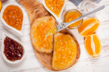 Reçelli ekmek dilimleri