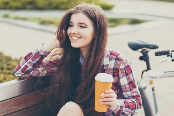 Mujer joven tomando café en un viaje en bicicleta —  Fotos de Stock