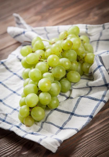 Delicious grapes on a kitchen table — Stock Photo, Image