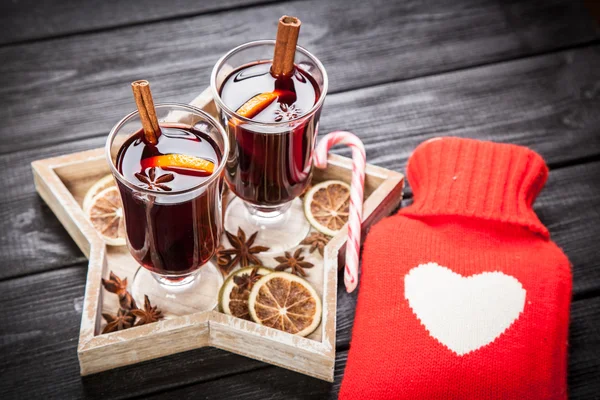 Mulled wine with cinnamon and orange — Stock Photo, Image