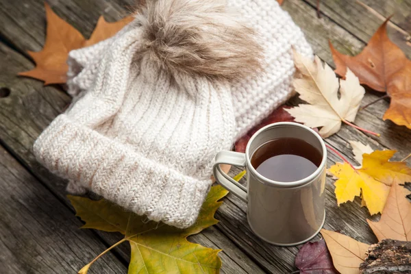 Varma kläder och en kopp te — Stockfoto