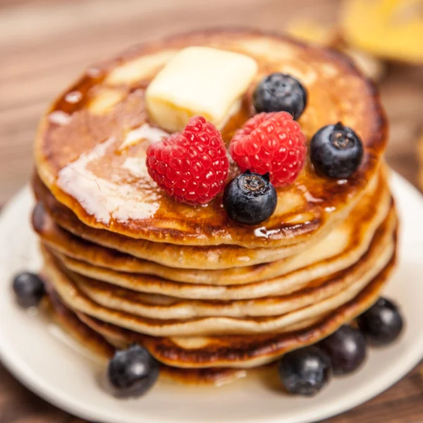 Alta pila di deliziosi pancake — Foto Stock