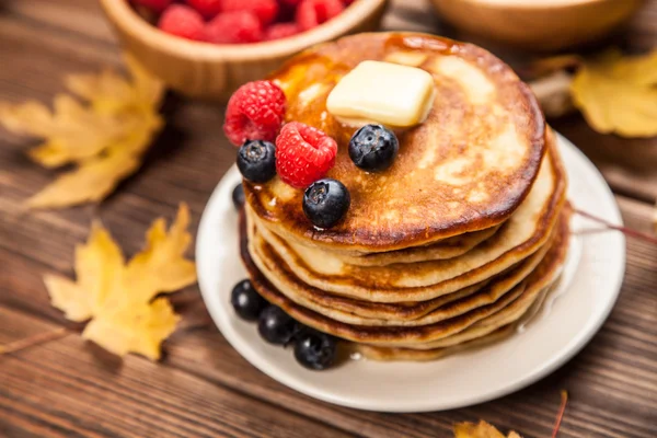 Alta pilha de deliciosas panquecas — Fotografia de Stock