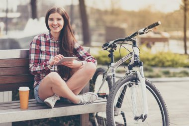 genç kadın bir tablet PC'yi kullanma