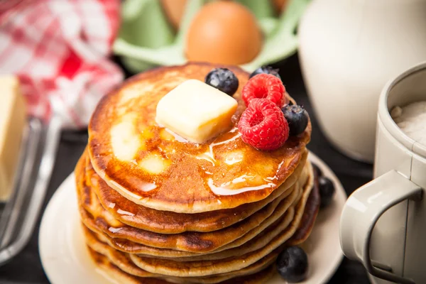 Alta pila di deliziosi pancake — Foto Stock