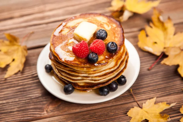 Alta pilha de deliciosas panquecas — Fotografia de Stock