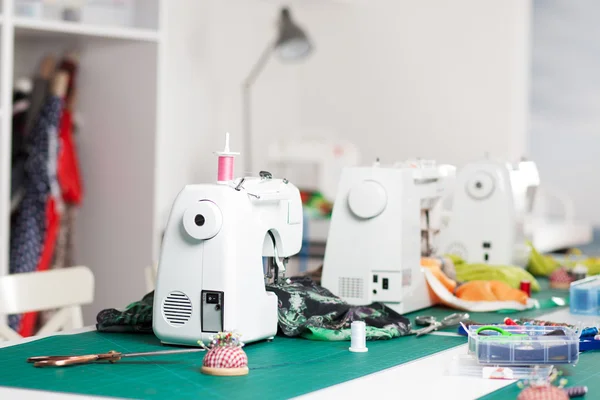 Macchine per cucire in officina — Foto Stock