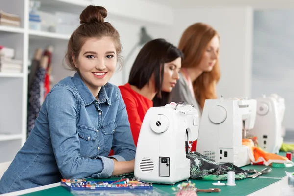 Femmes dans un atelier de couture — Photo