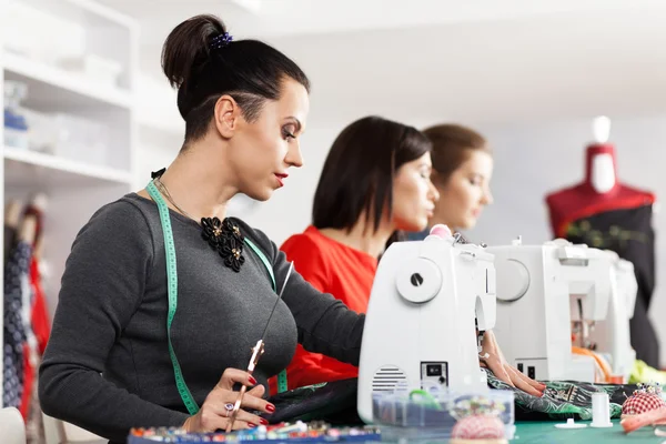 Femmes dans un atelier de couture — Photo