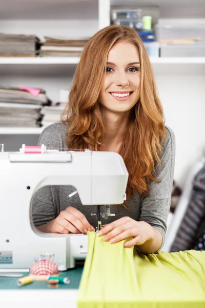 Молода жінка в швейній машинці — стокове фото