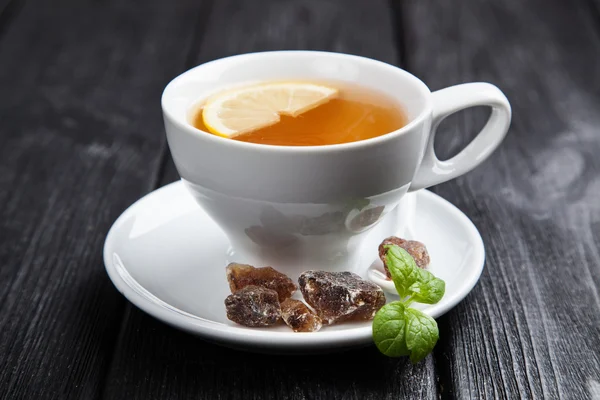 Tazza di tè su sfondo scuro — Foto Stock