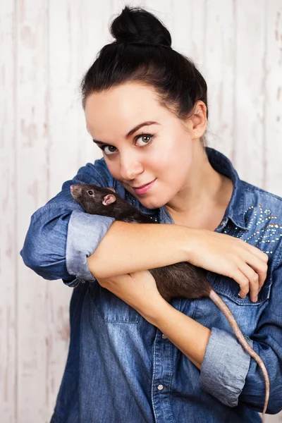 Ung kvinna med en sällskapsdjur råtta — Stockfoto