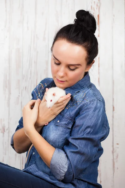 Młoda kobieta z pieścić szczur — Zdjęcie stockowe