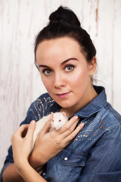 ペットのネズミを持つ若い女性 — ストック写真
