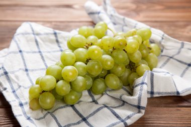 Mutfak masasında lezzetli üzüm