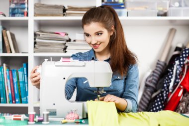 Genç kadın bir dikiş makinesi