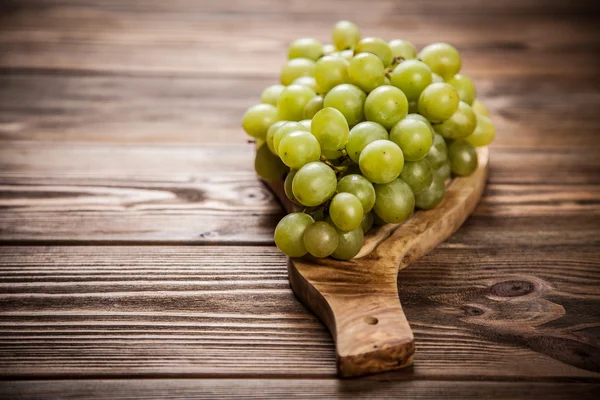 Uvas deliciosas em uma mesa de cozinha — Fotografia de Stock