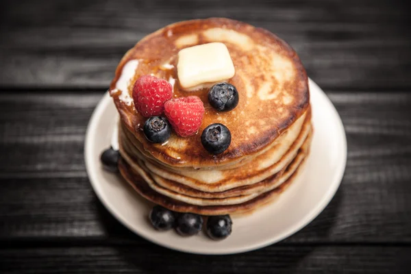 Alta pila di deliziosi pancake — Foto Stock